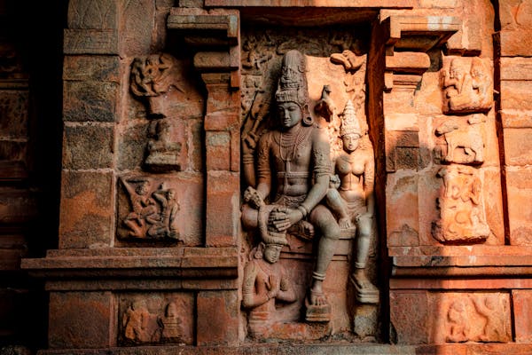 carvings-on-wall-of-brihadisvara-temple